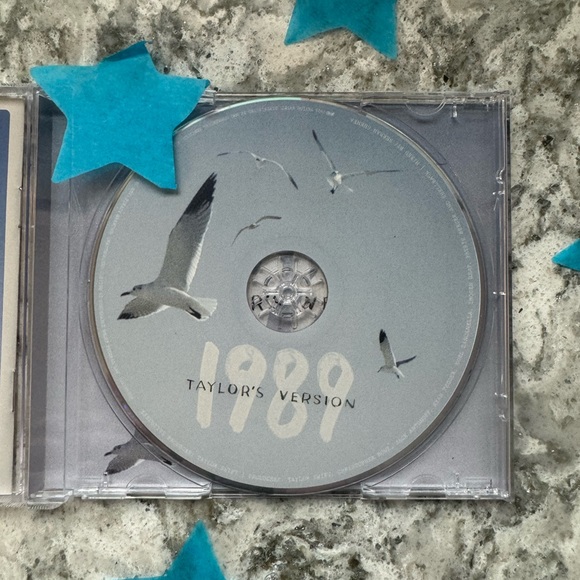 1989 (Taylor's Version) Crystal Skies Limited Edition Varient CD w/ Polaroids - Picture 5 of 7